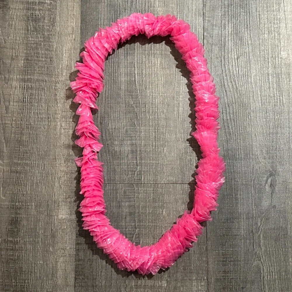 💞 Vibrant Pink Plastic Lei Necklace